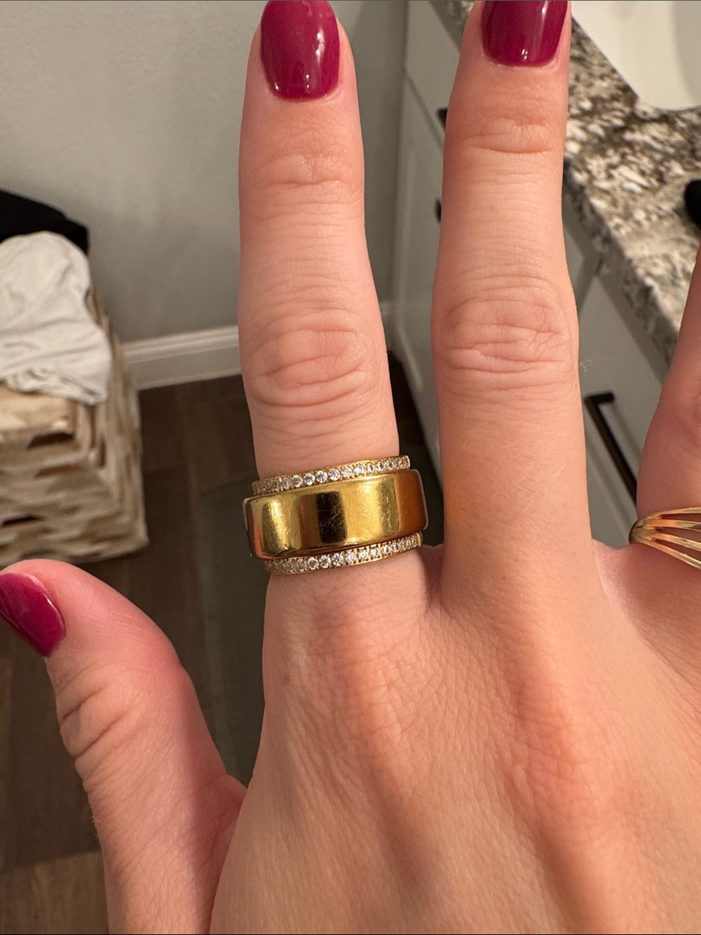 Gold Oura Ring Series 4 with Charger